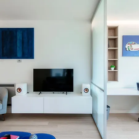 The Art House - By Myhomeincomo דירה צ'רנוביו